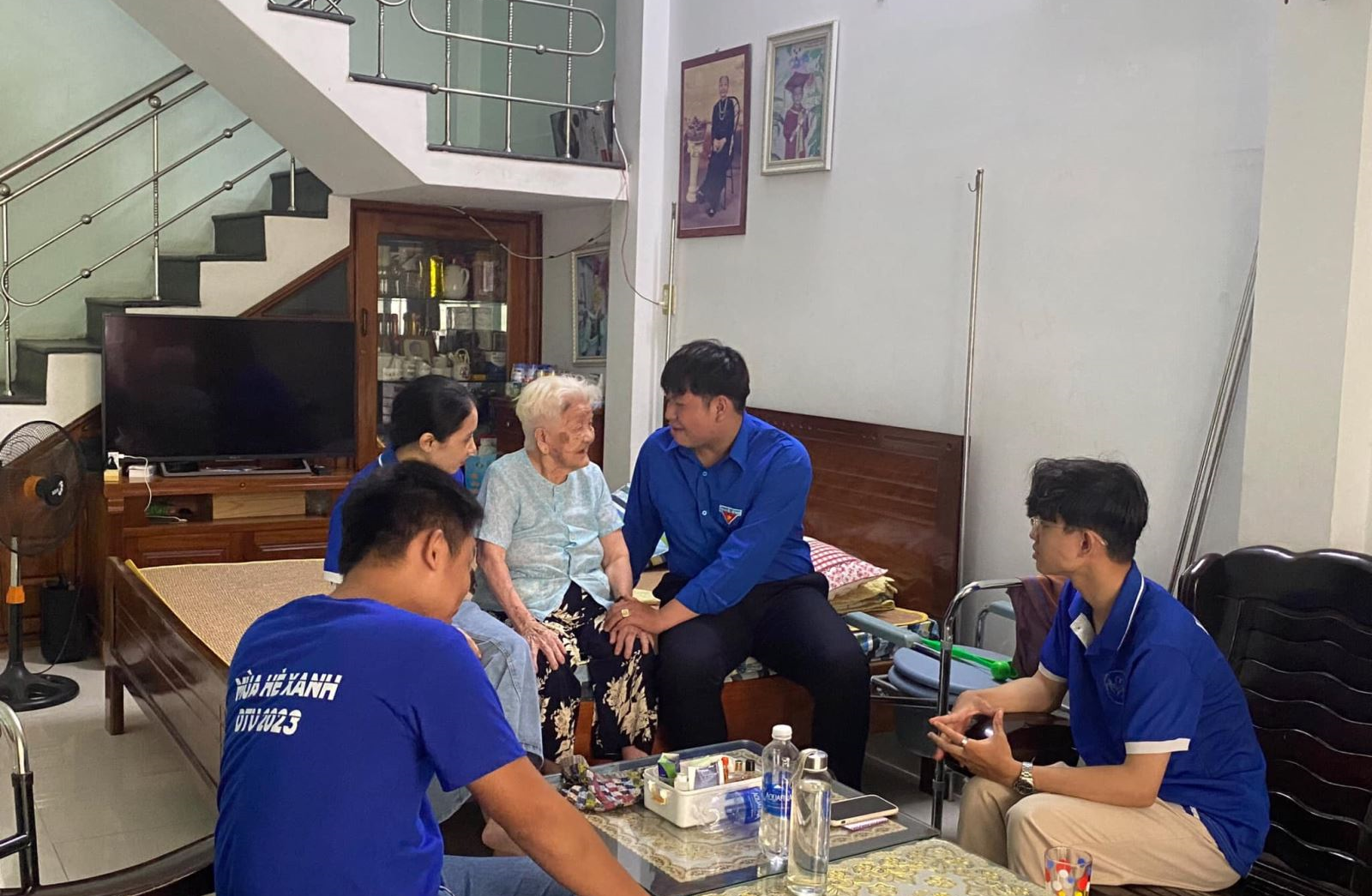 Đoàn viên Sinh viên Trường Đại học Duy Tân tổ chức thăm, tặng quà Mẹ Việt Nam anh hùng, các gia đình chính sách tiêu biểu dịp 27/7